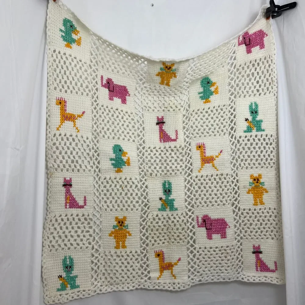 Vtg Handmade Crotchet Baby Blanket W/‎ Animal Cross Stitch Pattern Nursery Decor